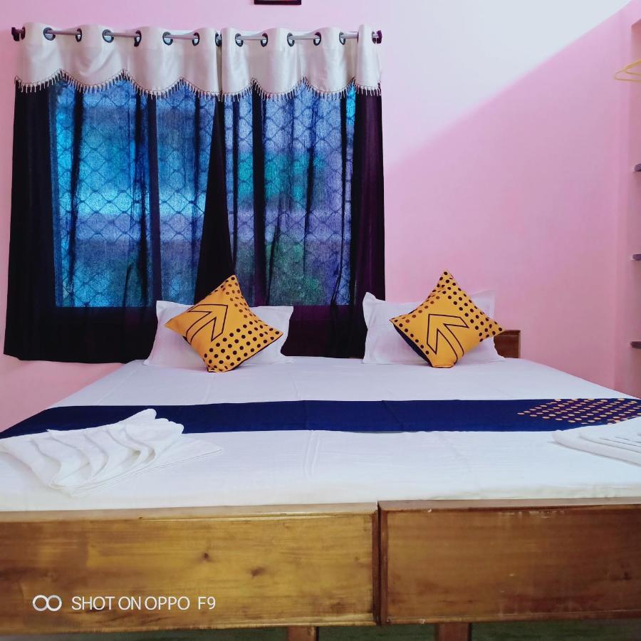 Hotel Gunjan Puri Bagian luar foto
